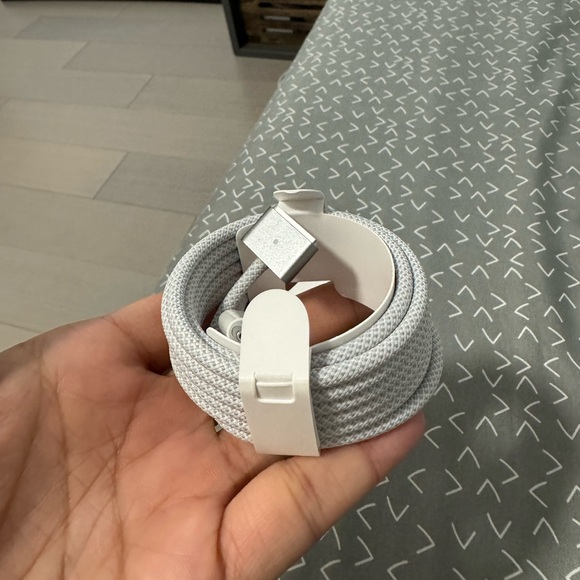 MacBook Air m2 charger 30 watt - Picture 2 of 3